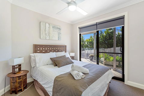 Tomaree Road, 16 - Travel Agents 2
