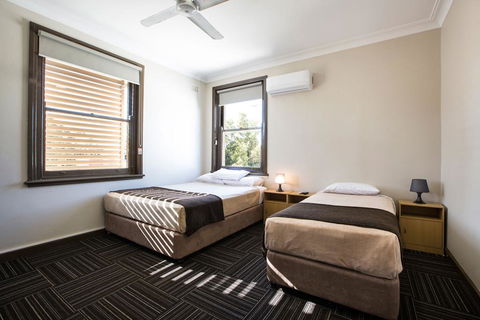 Toongabbie Hotel - Cruises Travel 1