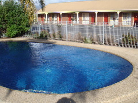 Top Of The Town Motel - Travel Search 1