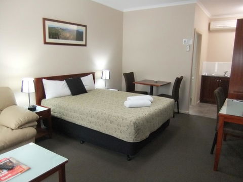 Top Of The Town Motel - Travel Search 2