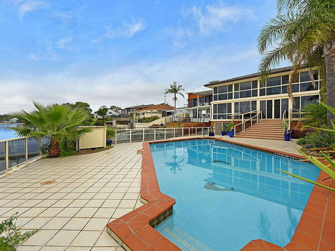 Toukley Waterfront House - Travel Search 2