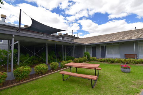 Townhouse Motel Cowra - Cruises Travel 1