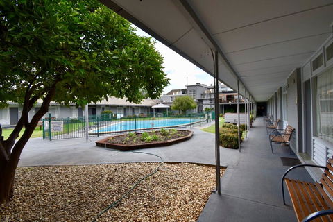 Townhouse Motel Cowra - Cruises Travel 3