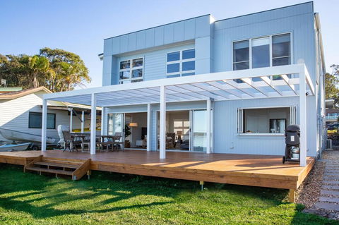 Tranquility Absolute Waterfront - Pet Friendly - 10 Mins To Hyams Beach - Cruises Travel 1
