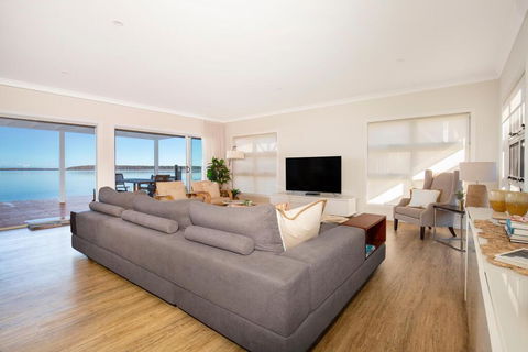Tranquility Absolute Waterfront - Pet Friendly - 10 Mins To Hyams Beach - Cruises Travel 2