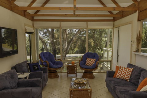 Tranquillity On Riverview - 33 Riverview Drive - Travel Agents 3