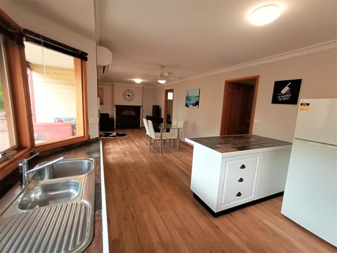 Treetops Hideaway - Travel Agents 3