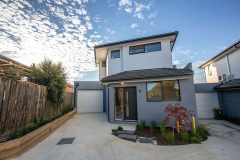 Trendy Sweet Home 4Beds@Blackburn South - Cruises Travel 0