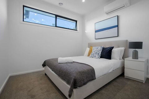 Trendy Sweet Home 4Beds@Blackburn South - Cruises Travel 3