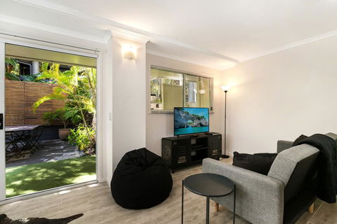 Tropical Townhouse With Two Courtyards And Pool - Cruises Travel 0