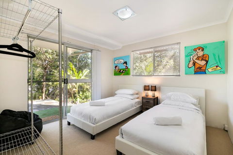 Tropical Townhouse With Two Courtyards And Pool - Cruises Travel 2