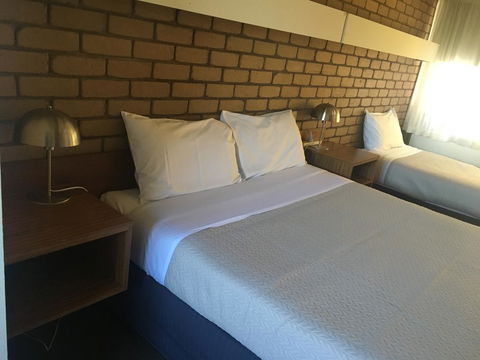 Tudor House Motel - Travel Agents 0