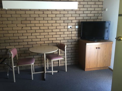 Tudor House Motel - Travel Agents 1