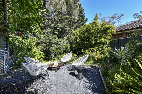 UMINA BEACH KOKOMO- Walk To The Beach, FAMILY And PET FRIENDLY Set Of 3 Vintage Original Holiday Flats & Vintage Caravan And Bat - Cruises Travel 3