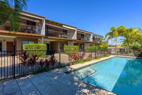 Unit 1 Rainbow Surf - Modern, Two Storey Townhouse With Large Shared Pool, Close To Beach And Shop - Tourism Guide 1