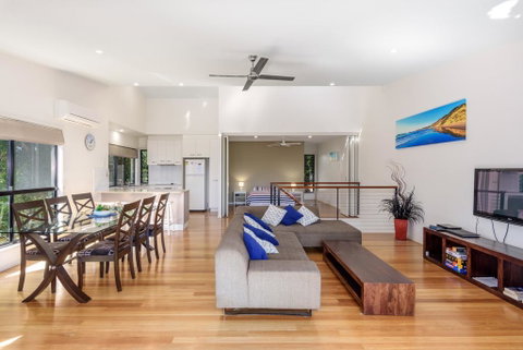 Unit 1 Rainbow Surf - Modern, Two Storey Townhouse With Large Shared Pool, Close To Beach And Shop - Tourism Guide 0