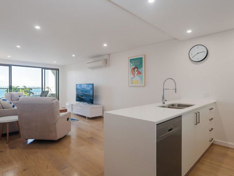 Unit 301 'The Shoal' 6-8 Bullecourt Street - Air Con, Walking To Local Shops & Beach - Cruises Travel 1