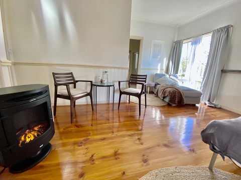 Valley Abode Large Studio Suite -private Ensuite - Tourism Guide 3