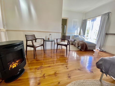 Valley Abode Large Studio Suite -private Ensuite - Tourism Guide 1