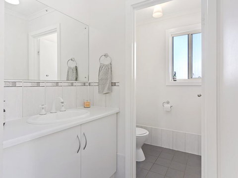 VALLEY VIEWS - 10 Valley Heights Drive - Travel Search 1