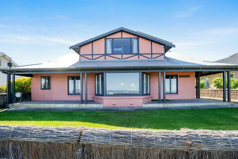 Victor Harbor Beachfront Bliss + WiFi - Travel Agents 1