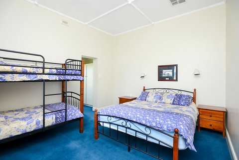 Victor Harbor Beachfront Bliss + WiFi - Travel Agents 2