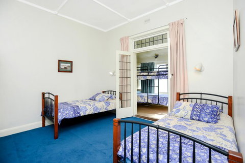 Victor Harbor Beachfront Bliss + WiFi - Travel Agents 3
