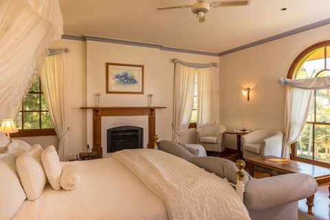 Victoria's At Ewingsdale - Tourism Guide 3