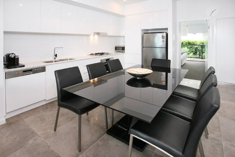 Views From Red Hill - Modern And Spacious Split-Level Executive 3BR Red Hill Apartment Close To CBD - Tourism Guide 1