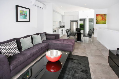 Views From Red Hill - Modern And Spacious Split-Level Executive 3BR Red Hill Apartment Close To CBD - Tourism Guide 0