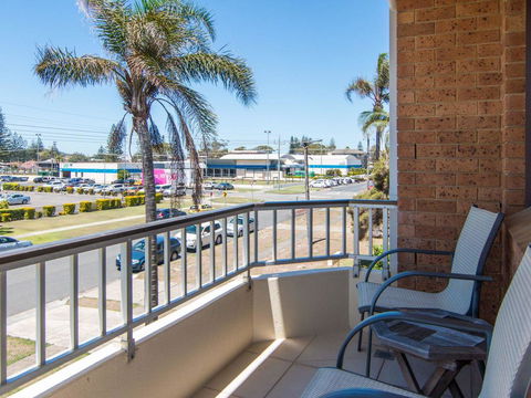 Villa Capri 3, Just A Hop, Skip And Jump To Bowling Club - Tourism Guide 3