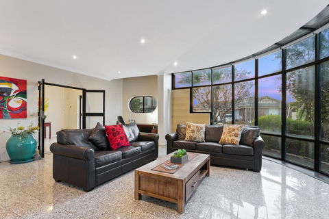 Villa De Marseilles - Melbourne - Tourism Guide 0
