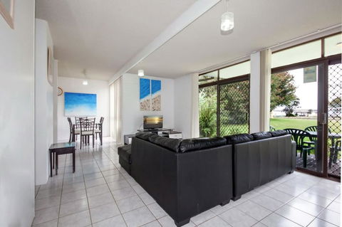 Villa Ellisa, Unit 1/10 Columbia Close - Cruises Travel 1