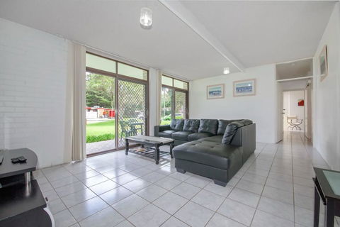 Villa Ellisa, Unit 1/10 Columbia Close - Tourism Guide 2