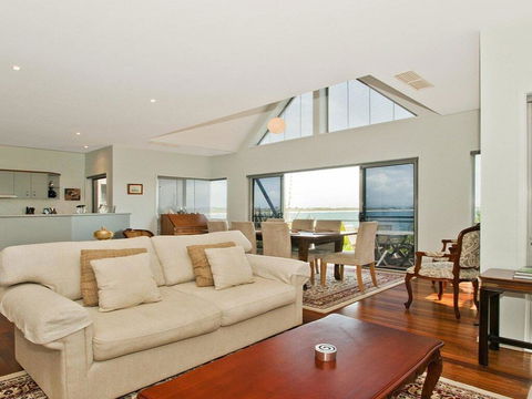 Villa Mer - Stylish Waterfront Accommodation - Tourism Guide 0
