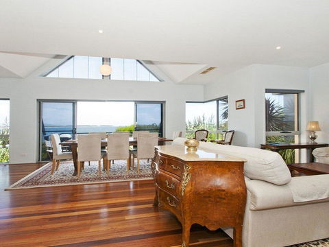 Villa Mer - Stylish Waterfront Accommodation - Tourism Guide 3