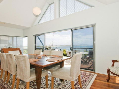 Villa Mer - Stylish Waterfront Accommodation - Tourism Guide 2