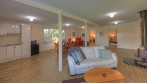 Village Stays Coldstream Gallery Bungalow - Tourism Guide 3