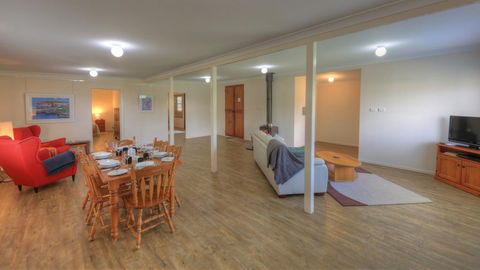 Village Stays Coldstream Gallery Bungalow - Tourism Guide 0