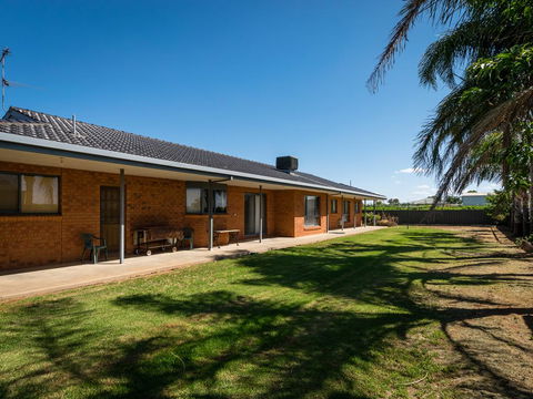 Vineyard Retreat Mildura - Cruises Travel 2