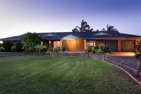 Vineyard Retreat Mildura - Cruises Travel 0