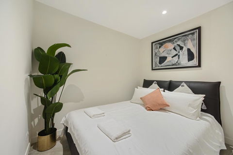 Walking To Darling Harbour, ICC,QVB, Shopping Mall - Cruises Travel 1