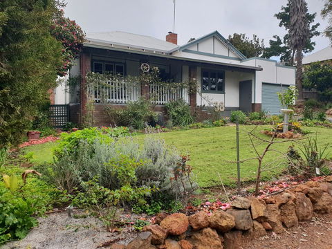 Walnut Cottage - 2 Bedroom Pet Friendly Country Cottage - Cruises Travel 0