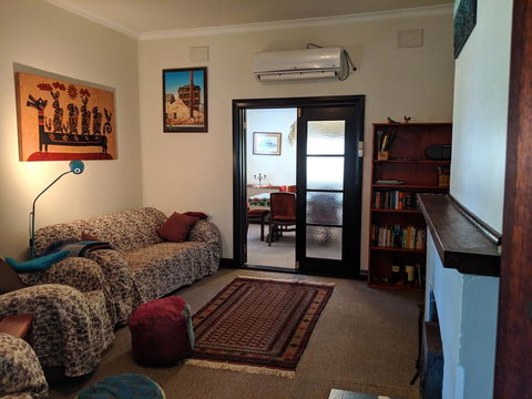 Walnut Cottage - 2 Bedroom Pet Friendly Country Cottage - Cruises Travel 3