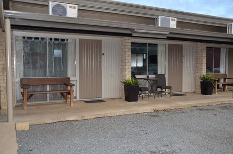 Warwick Motor Inn - Travel Search 2