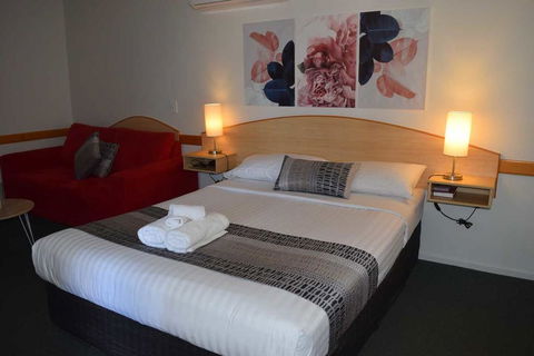Warwick Vines Motel - Travel Search 0