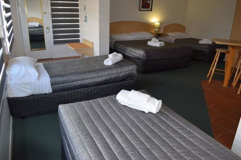 Warwick Vines Motel - Travel Search 1
