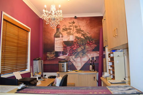 Warwick Vines Motel - Travel Search 2