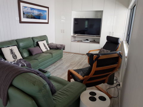 Waterfront 2 Bed Luxury Apartment In Corlette, Port Stephens - Sleeps 4 - Cruises Travel 1
