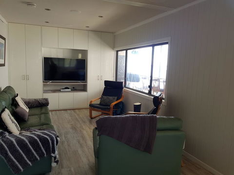 Waterfront 2 Bed Luxury Apartment In Corlette, Port Stephens - Sleeps 4 - Cruises Travel 2